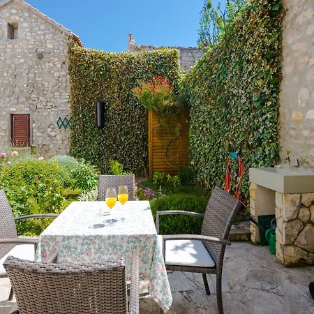 In Croatia Near The Adriatic Coast Vakantiehuis Sukošan