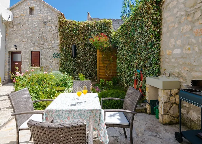 In Croatia Near The Adriatic Coast Vakantiehuis Sukošan